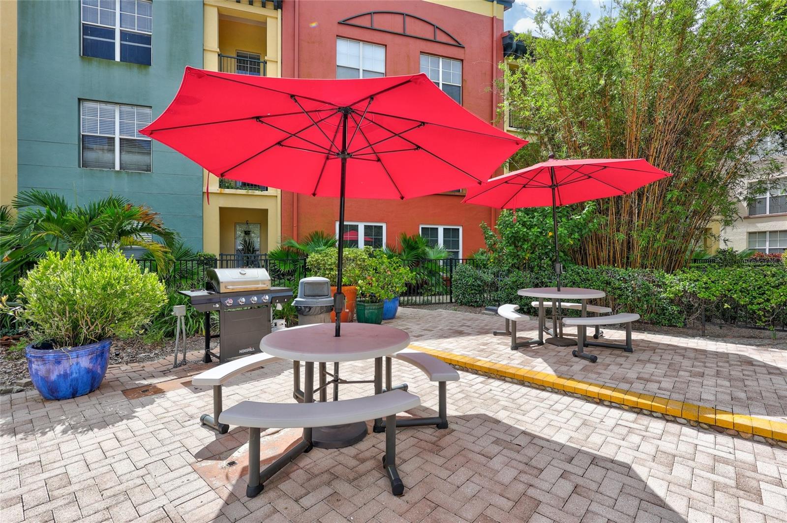 Image 26 of 40 For 2421 Horatio Street 820
