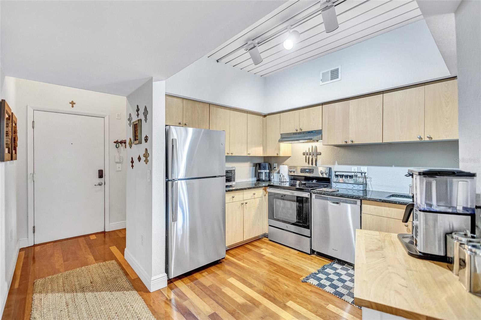 Image 4 of 40 For 2421 Horatio Street 820