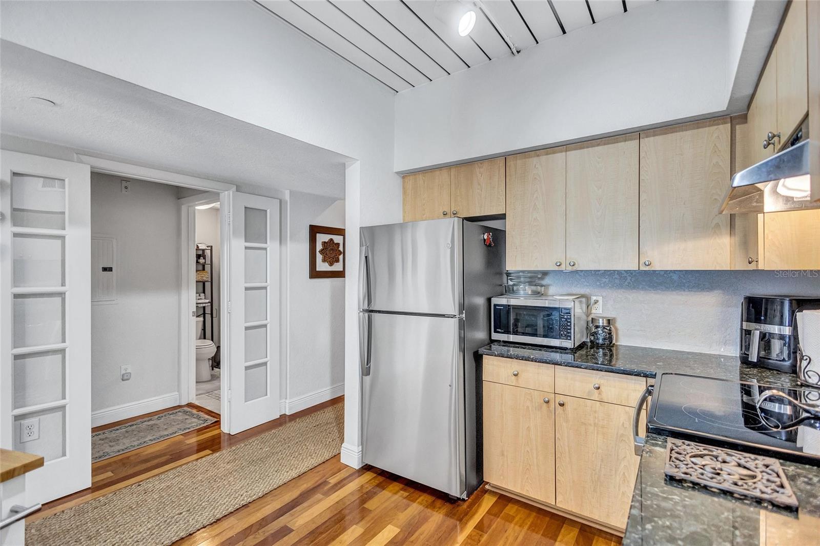 Image 5 of 40 For 2421 Horatio Street 820