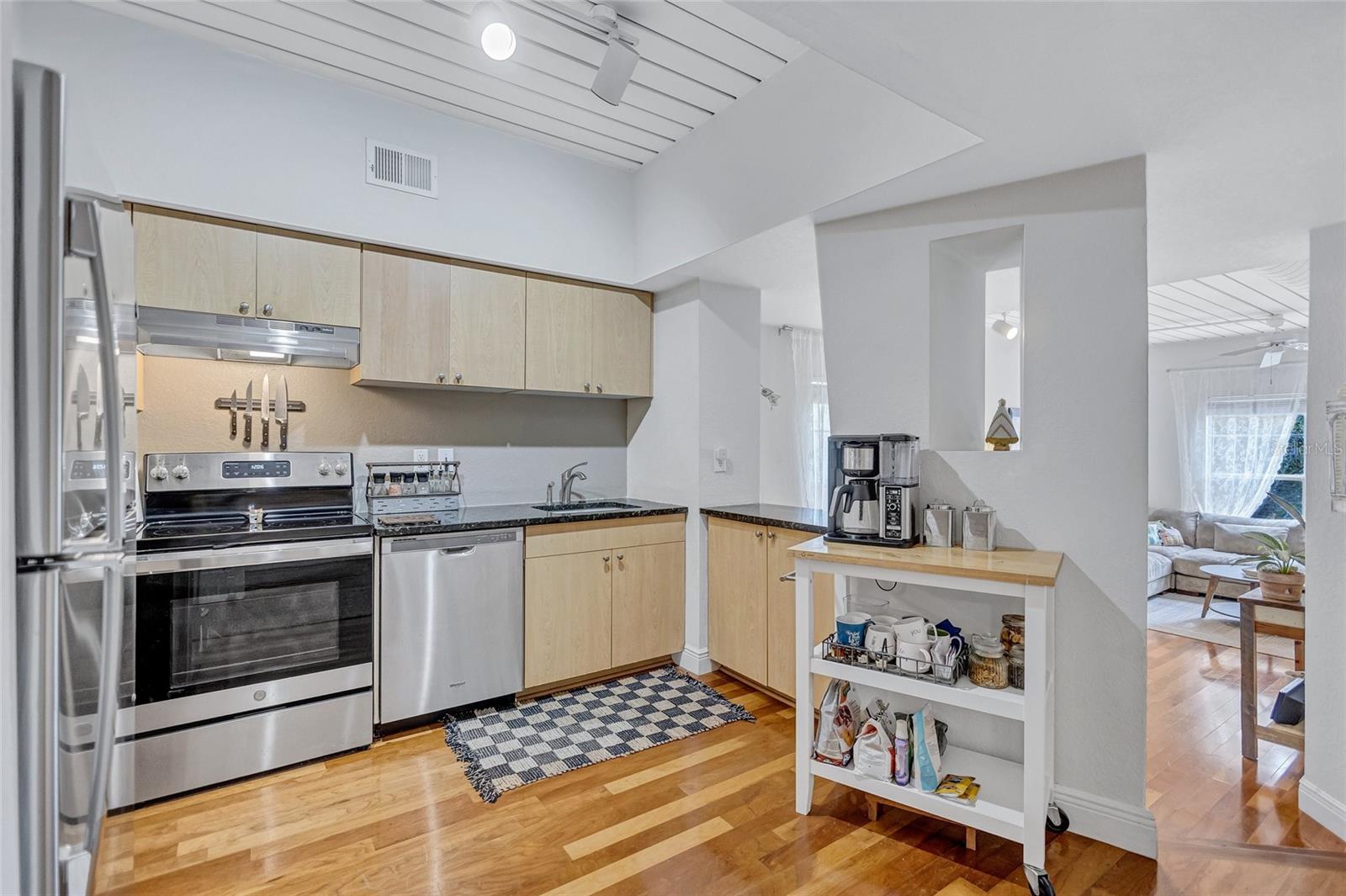 Image 7 of 40 For 2421 Horatio Street 820
