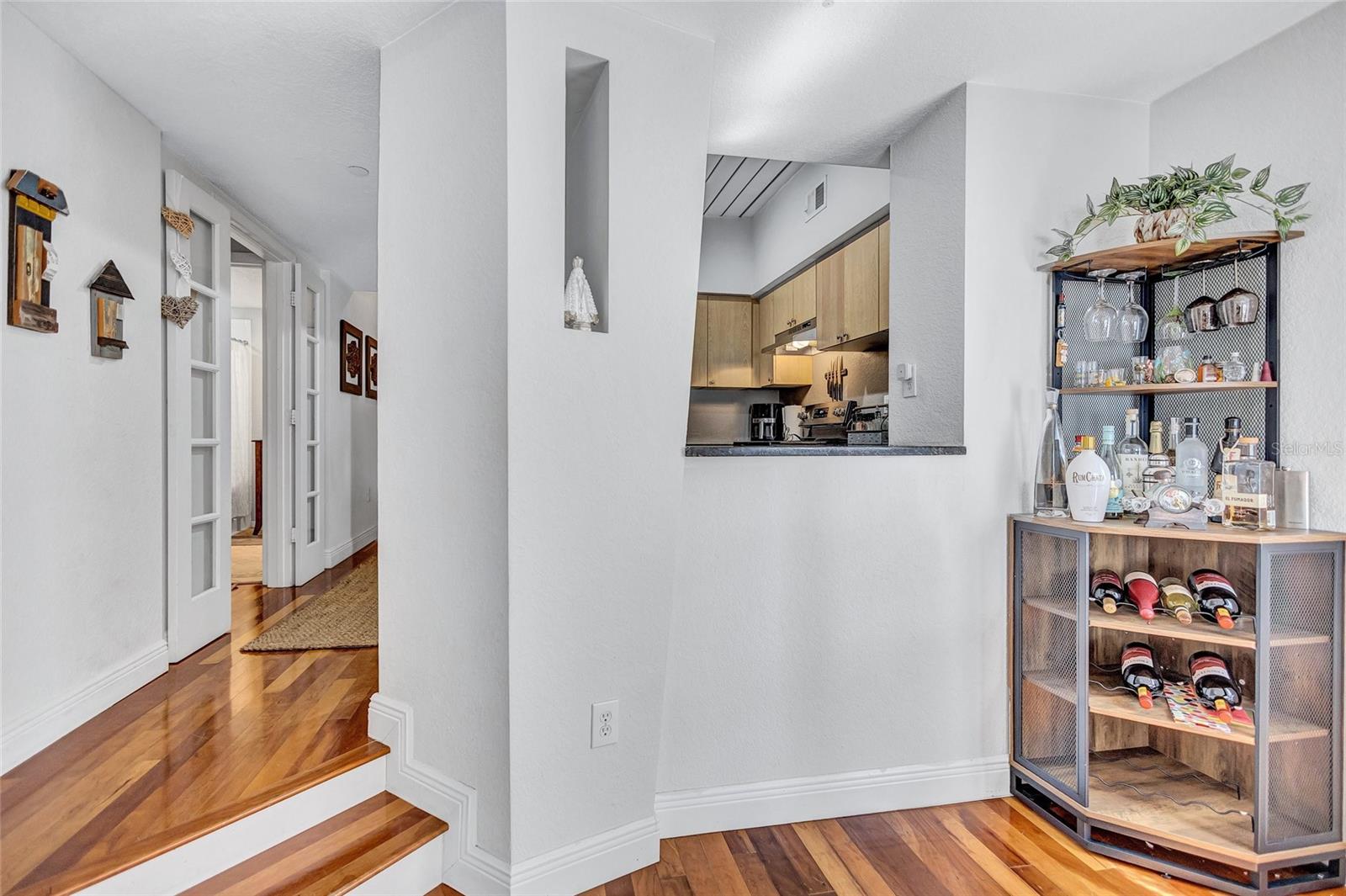 Image 8 of 40 For 2421 Horatio Street 820