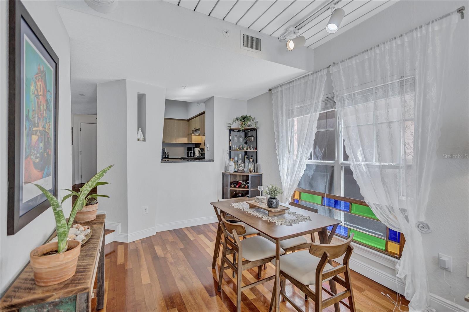 Image 9 of 40 For 2421 Horatio Street 820