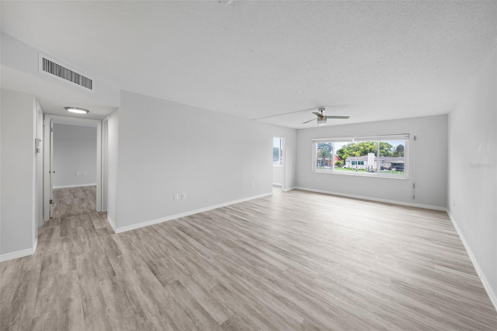 Image 11 of 57 For 4725 Cove Circle 202