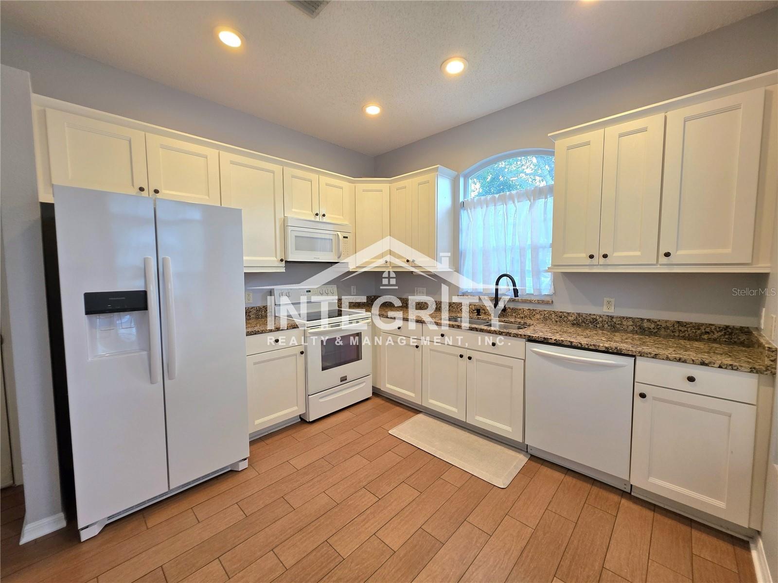 Image 5 of 26 For 10107 Farmingdale Place
