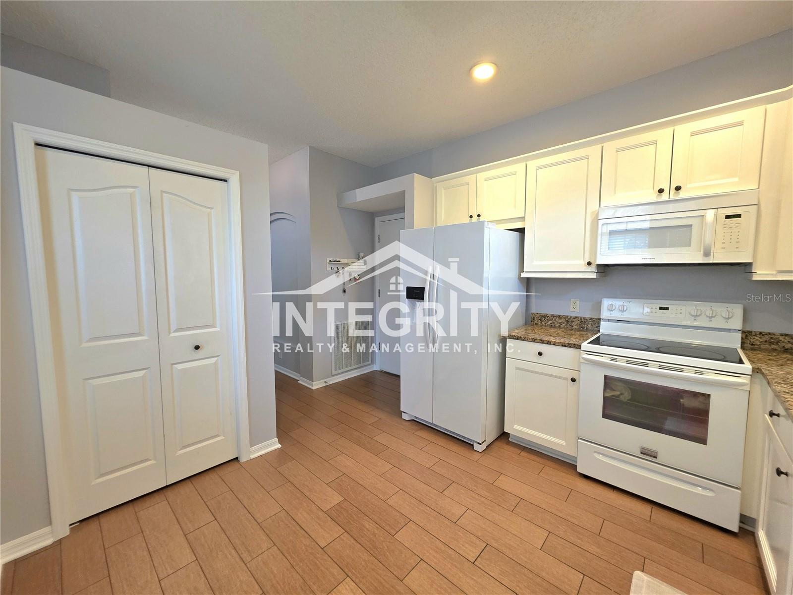Image 6 of 26 For 10107 Farmingdale Place
