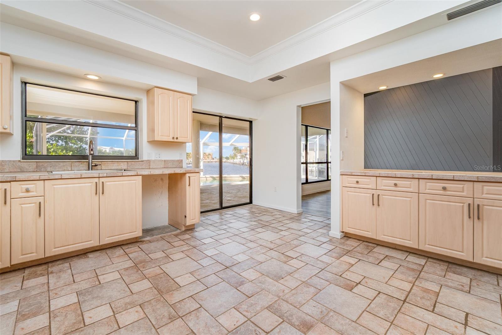 Image 11 of 42 For 1520 Columbian Drive