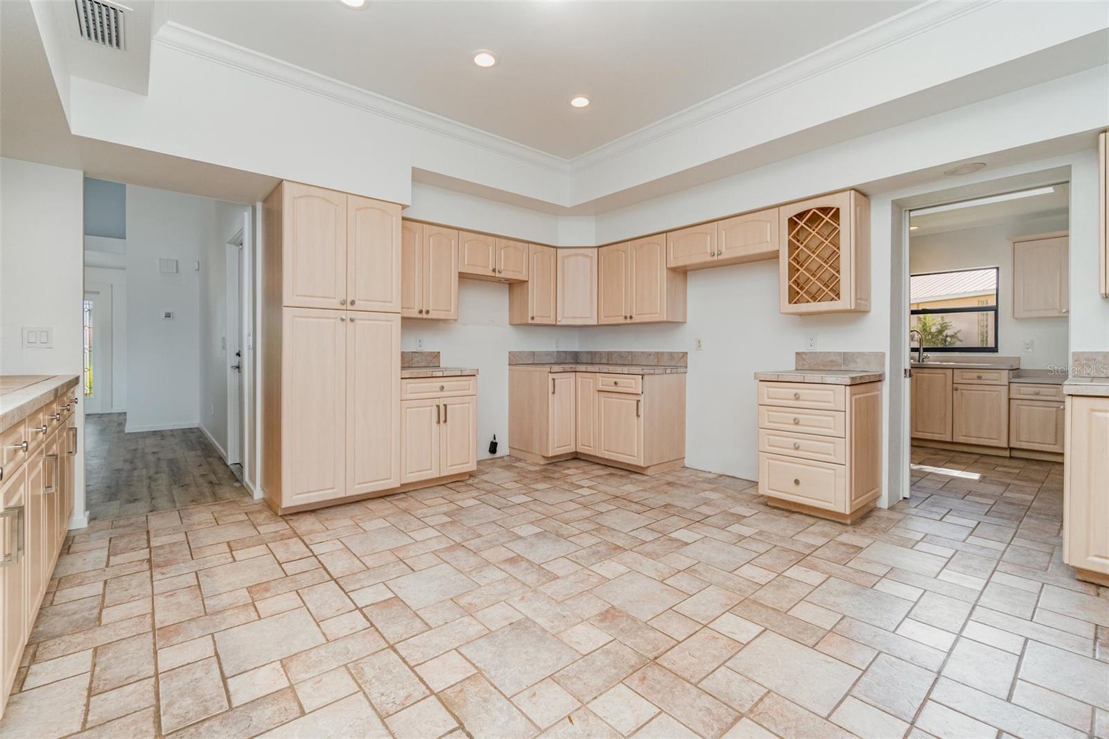 Image 9 of 42 For 1520 Columbian Drive