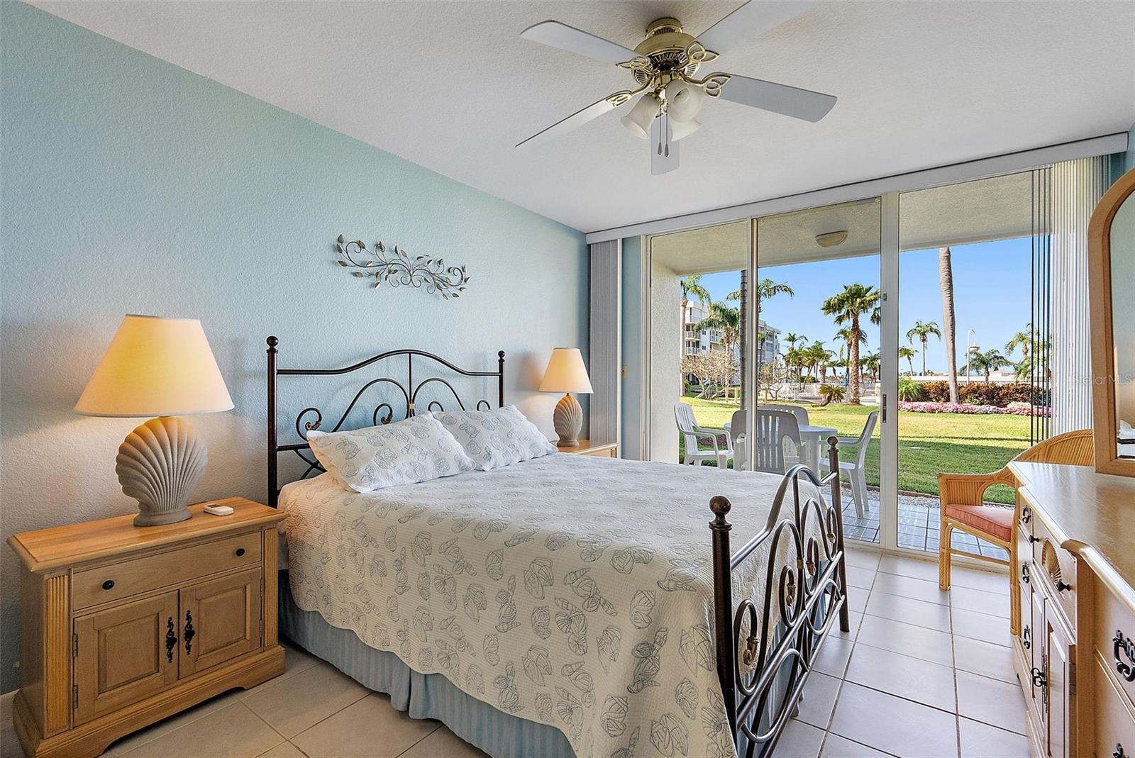 Listing photo id 13 for 6021 Bahia Del Mar Circle 137
