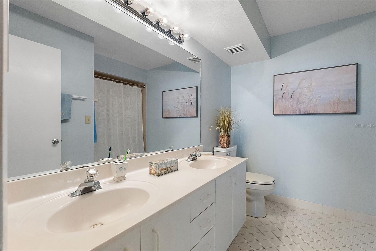 Listing photo id 17 for 6021 Bahia Del Mar Circle 137