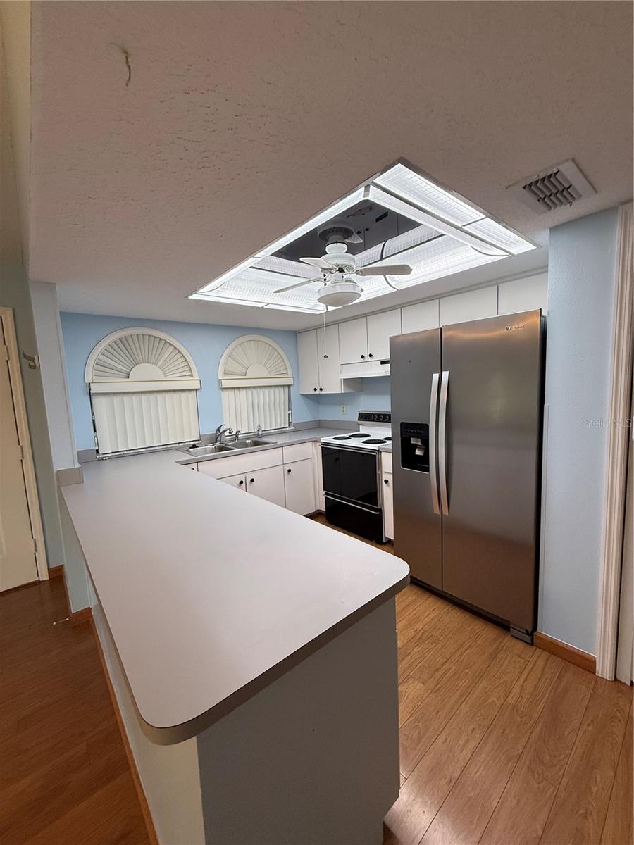 Listing photo id 3 for 9151 Lingrove Road