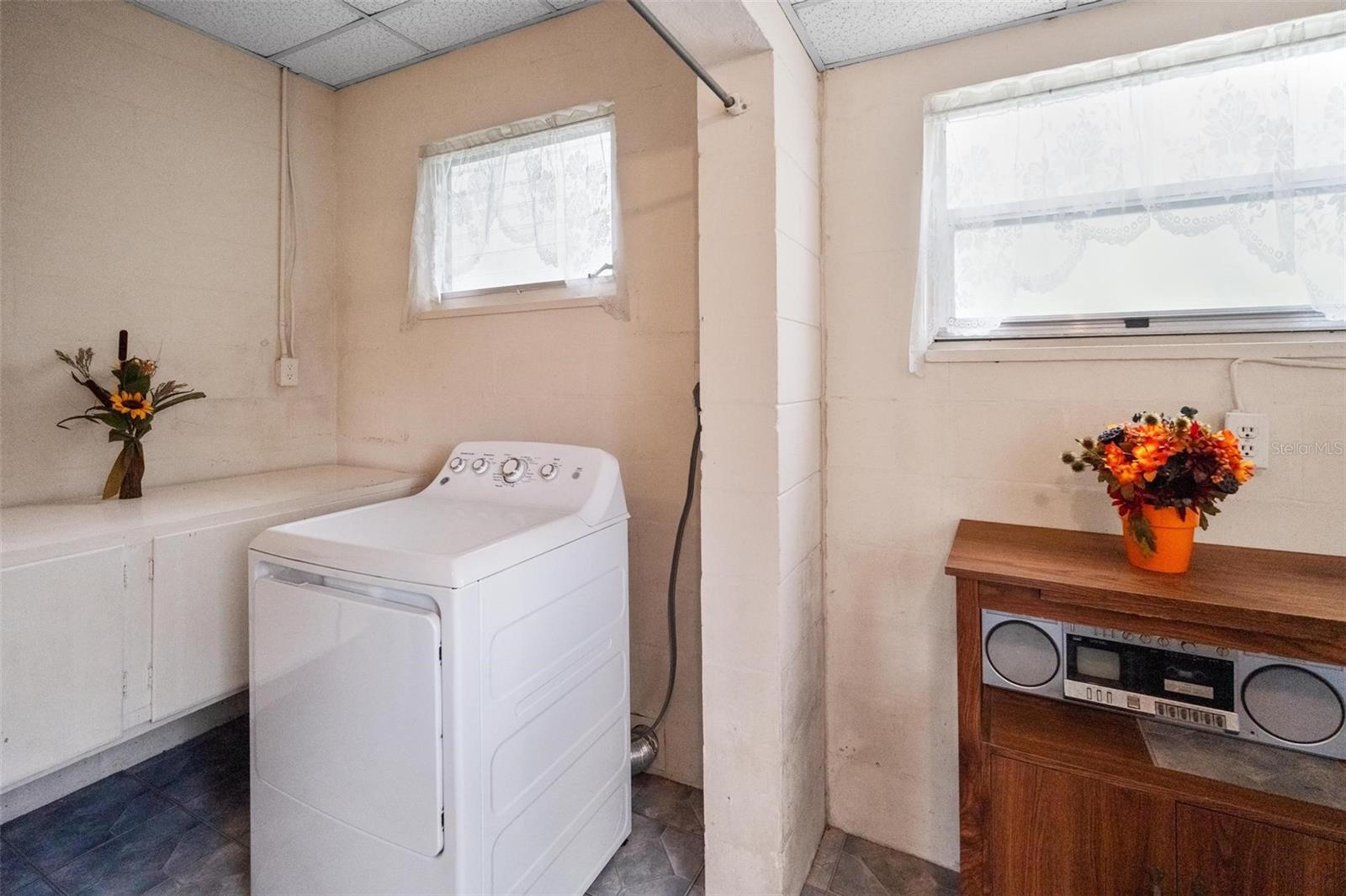 Listing photo id 36 for 1520 Richard Avenue