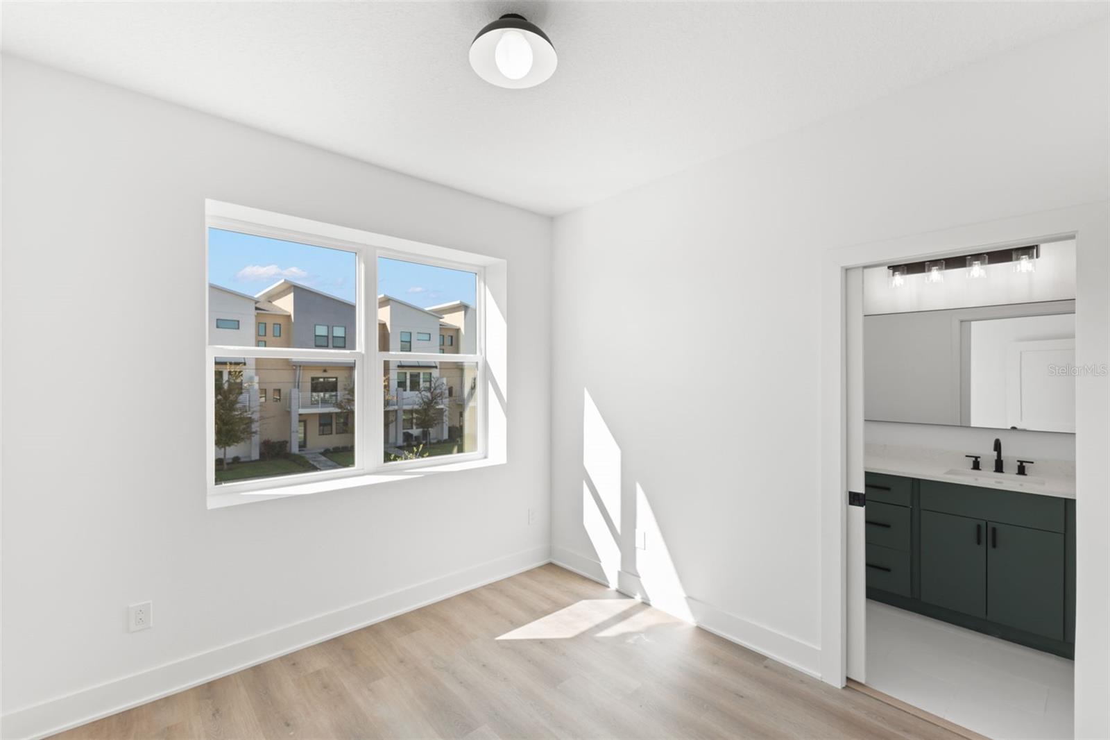Image 22 of 34 For 2525 13th Avenue N