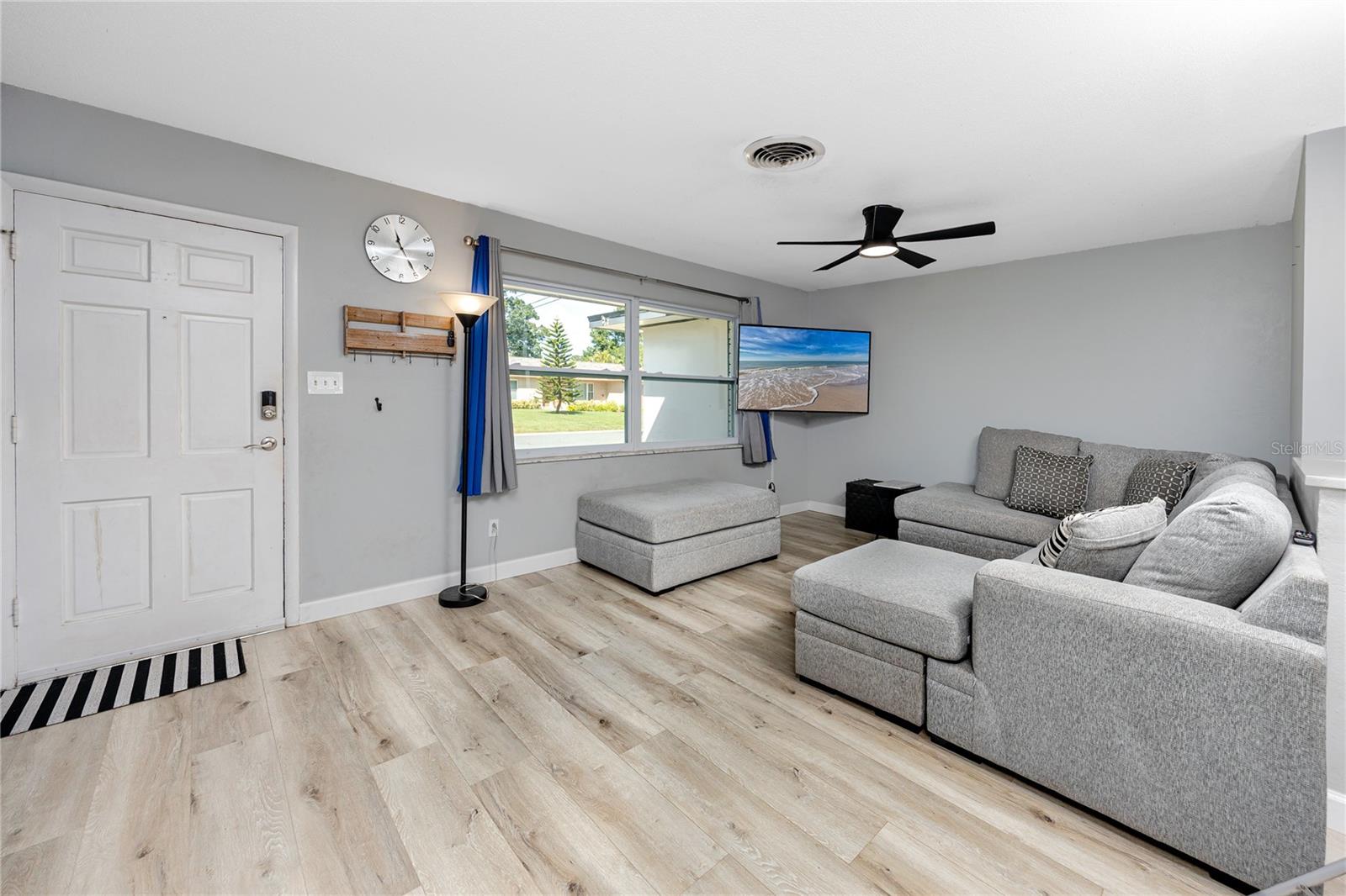 Image 13 of 50 For 1271 Edenville Avenue