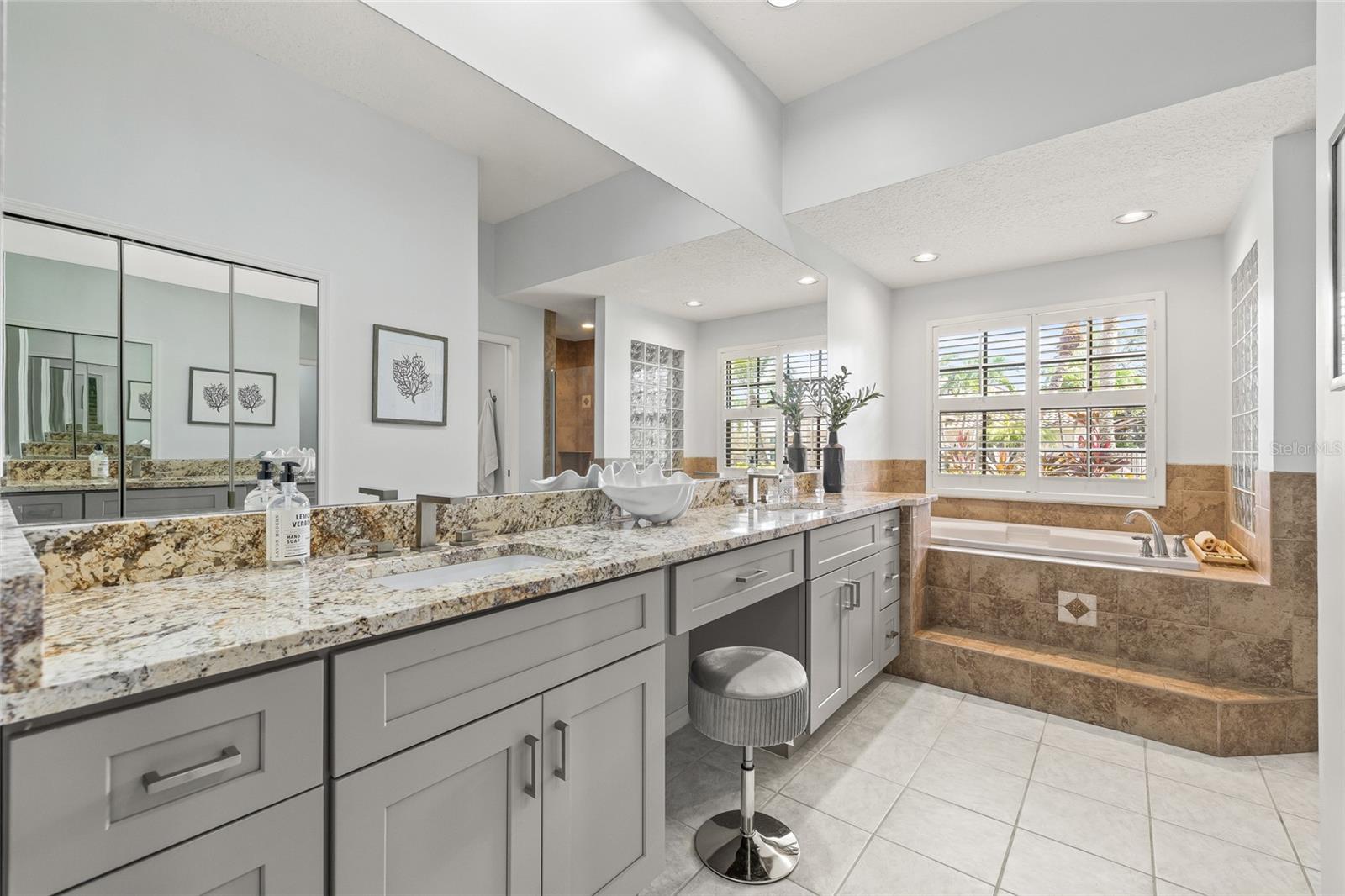 Image 39 of 69 For 772 Live Oak Terrace Ne