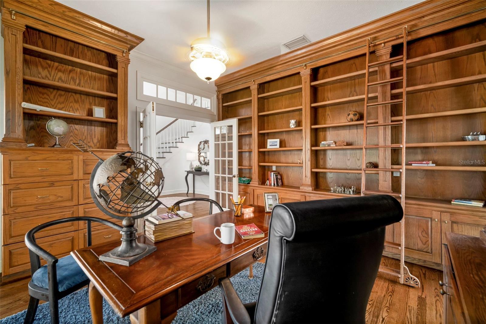 Listing photo id 12 for 4318 Azeele Street