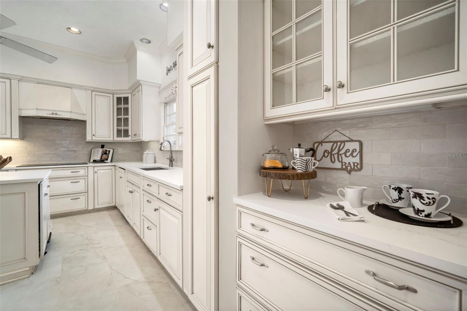 Listing photo id 19 for 4318 Azeele Street