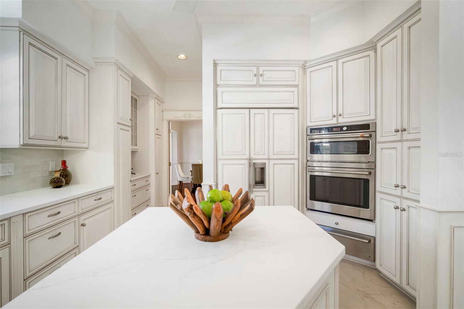 Listing photo id 21 for 4318 Azeele Street