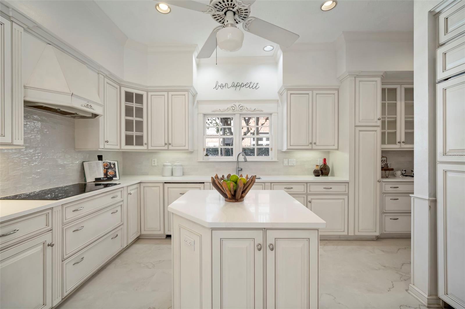 Listing photo id 22 for 4318 Azeele Street