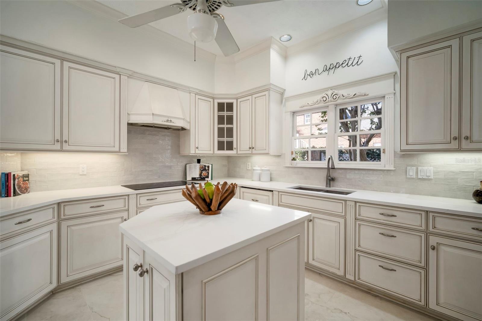 Listing photo id 23 for 4318 Azeele Street