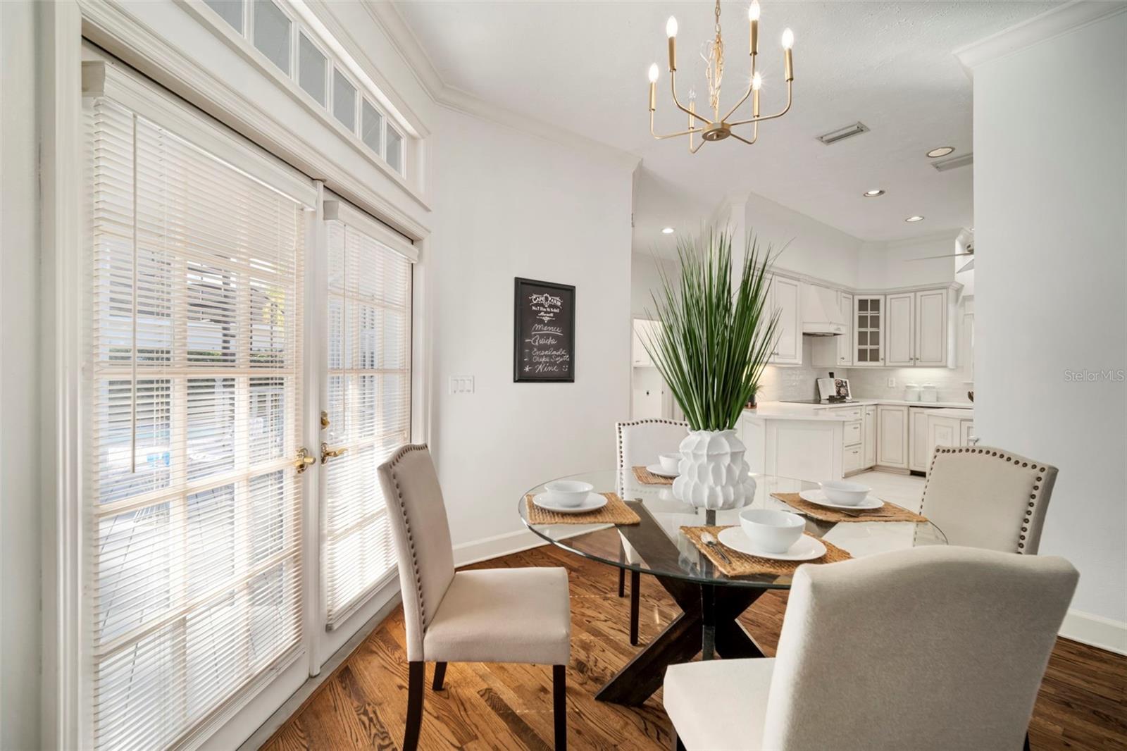 Listing photo id 26 for 4318 Azeele Street