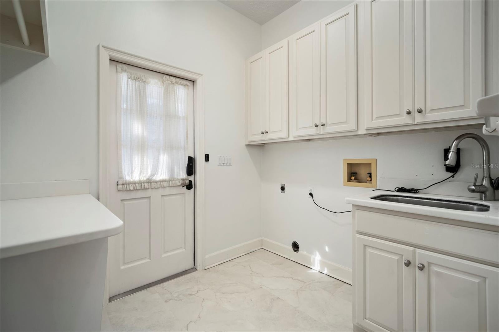 Listing photo id 32 for 4318 Azeele Street