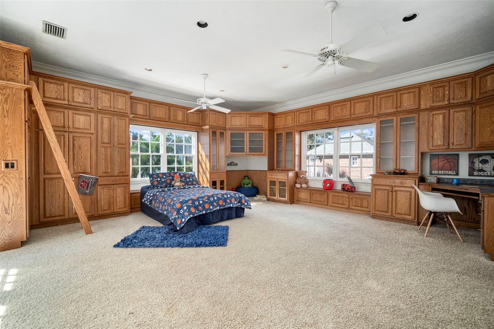 Listing photo id 36 for 4318 Azeele Street