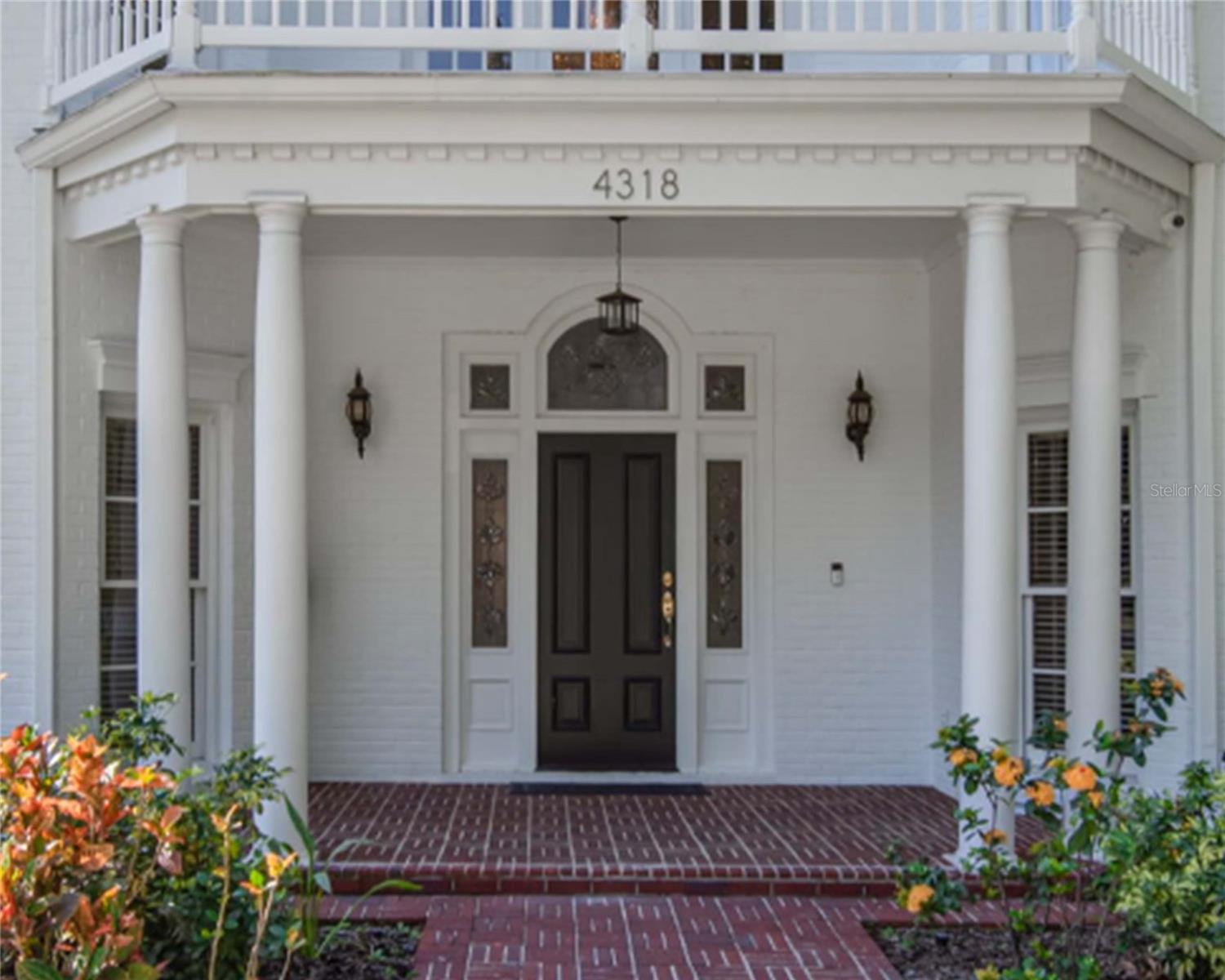 Listing photo id 3 for 4318 Azeele Street