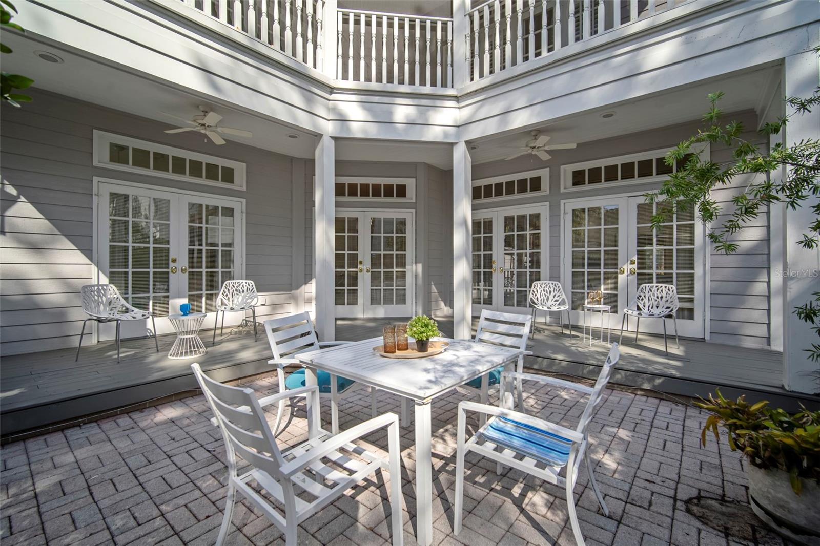 Listing photo id 6 for 4318 Azeele Street