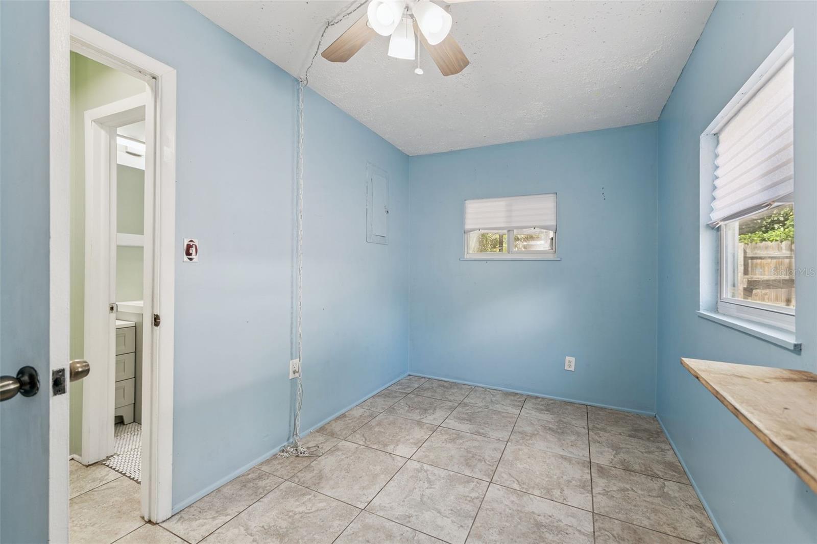 Image 16 of 34 For 983 Brookwood Ct S