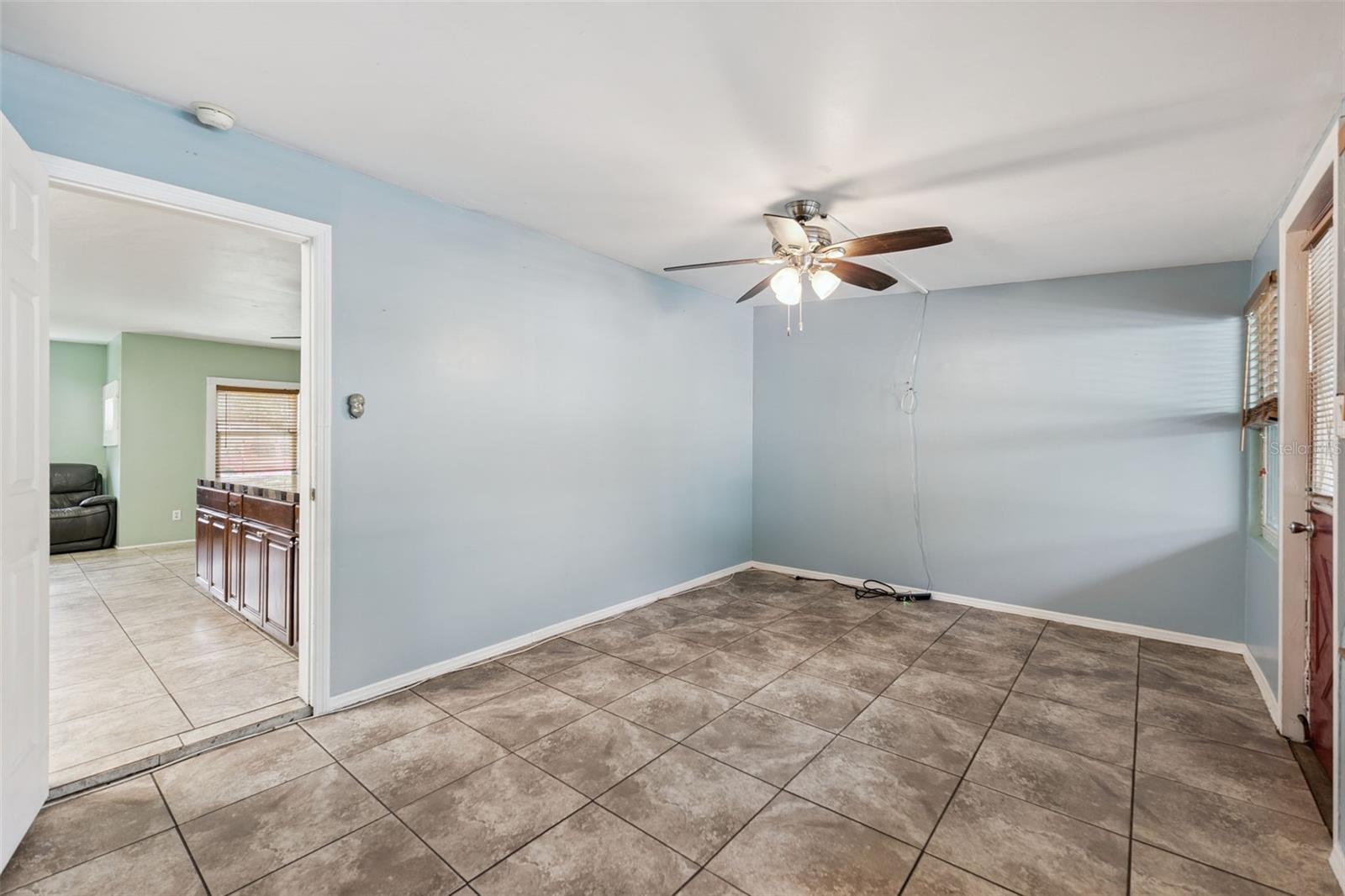 Image 17 of 34 For 983 Brookwood Ct S