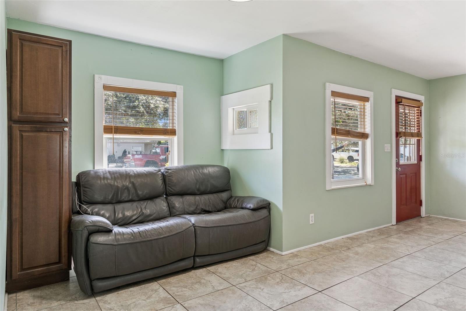 Image 26 of 34 For 983 Brookwood Ct S