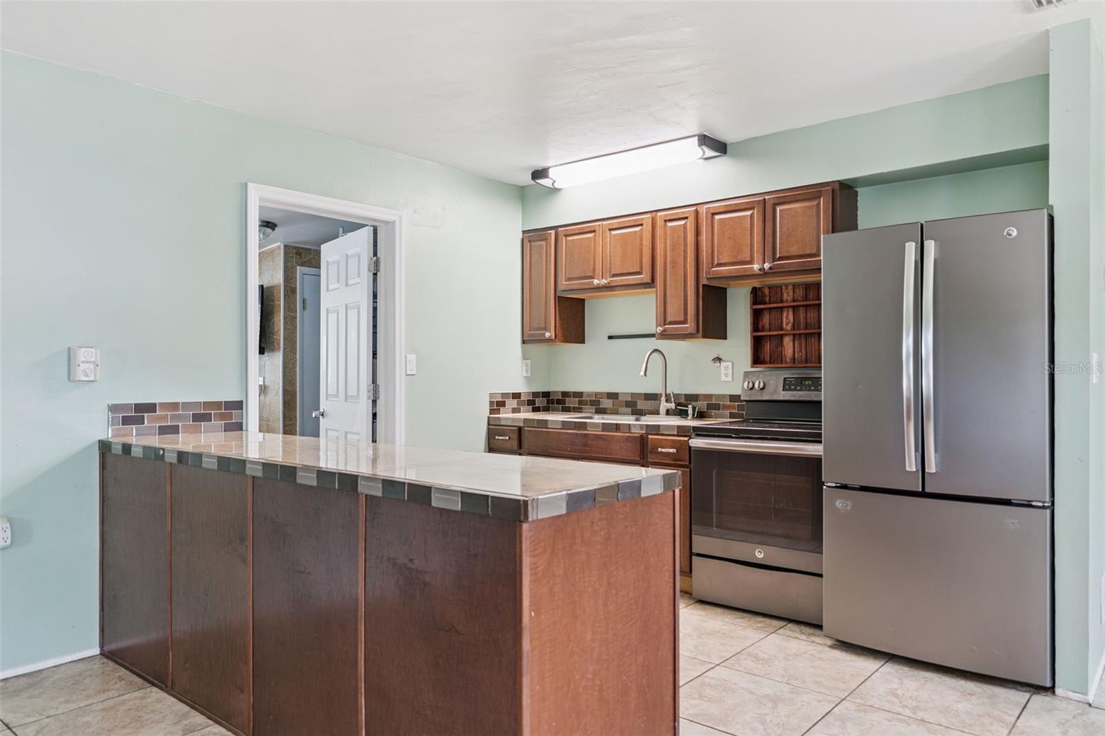 Image 3 of 34 For 983 Brookwood Ct S