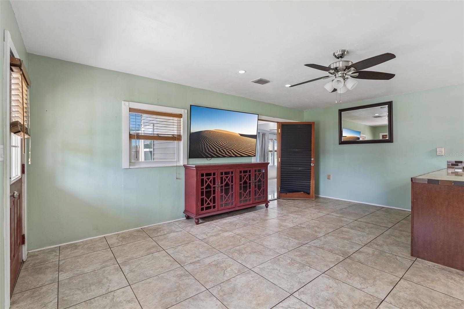 Image 5 of 34 For 983 Brookwood Ct S