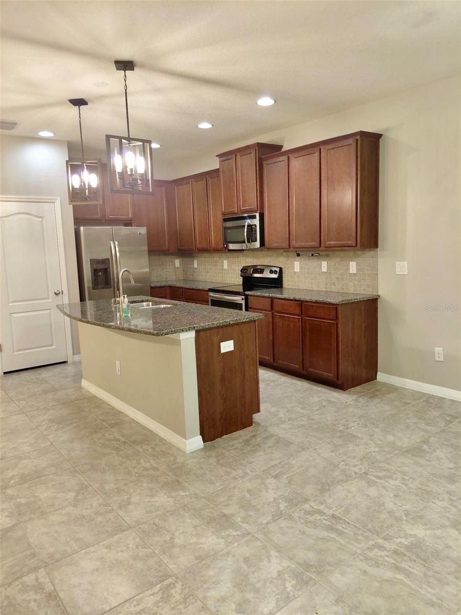 Listing photo id 3 for 10425 Yellow Spice Court