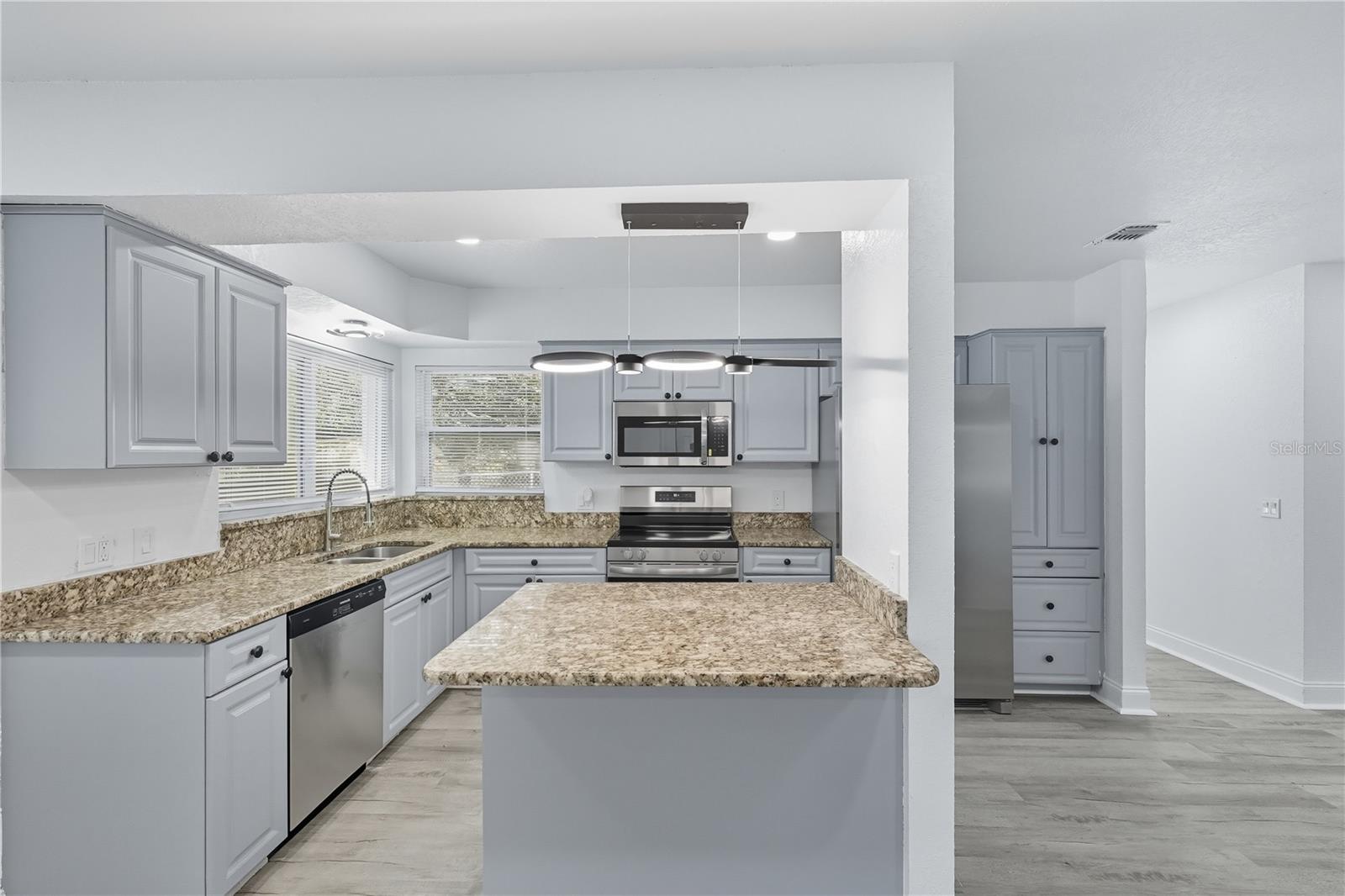 Image 13 of 50 For 577 Waterfall Drive