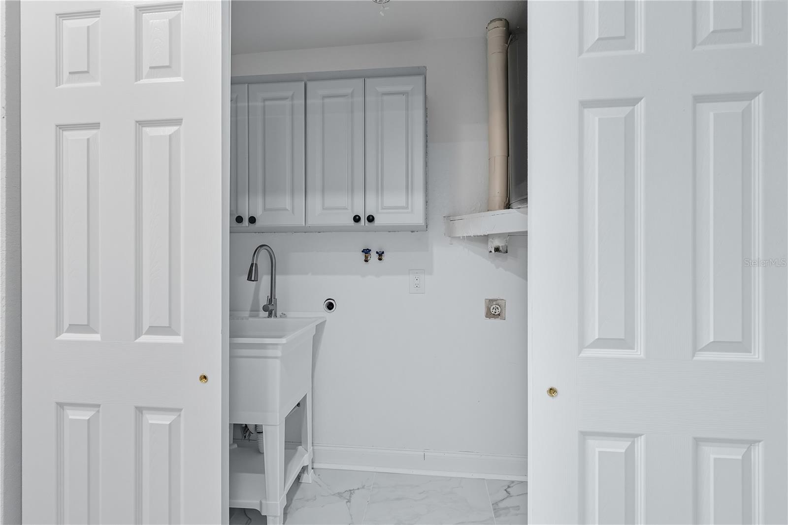 Image 24 of 50 For 577 Waterfall Drive