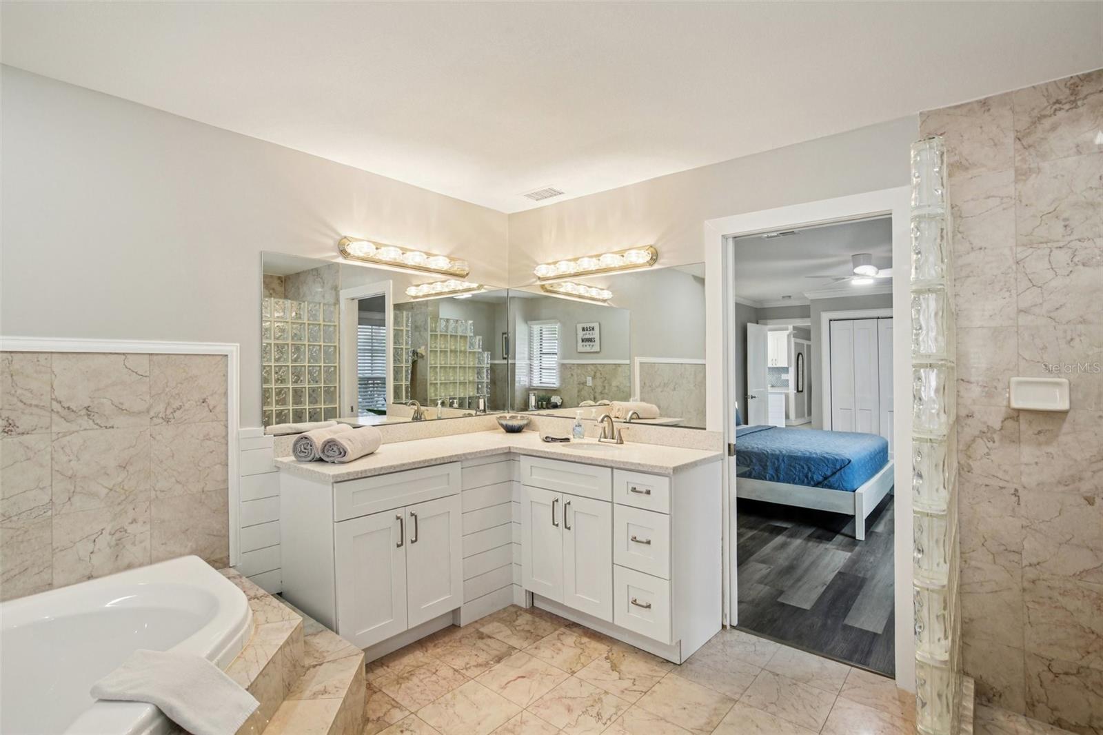 Image 18 of 39 For 4087 Gulf Coast Drive