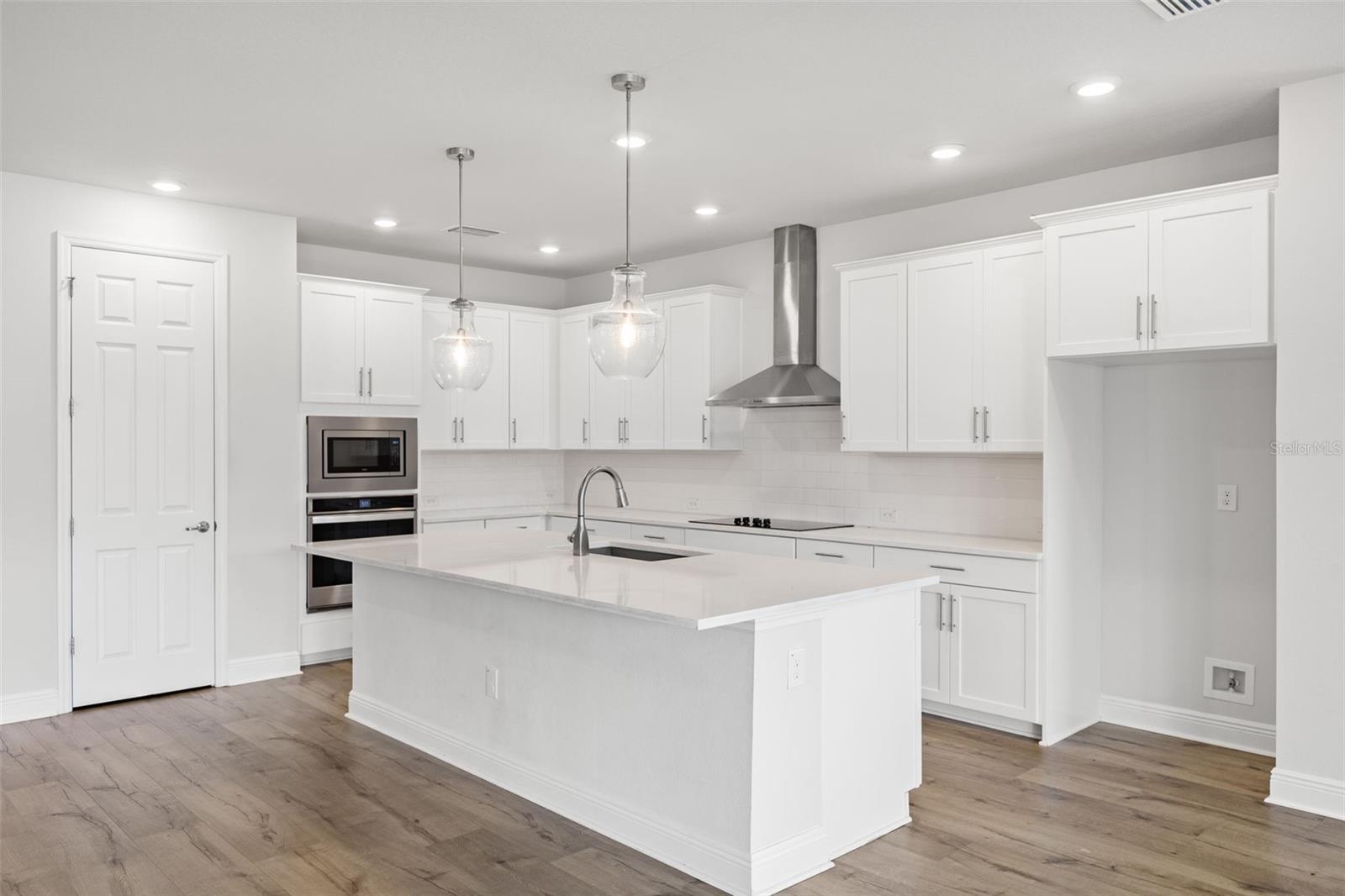Listing photo id 13 for 31496 Westbury Estates Avenue