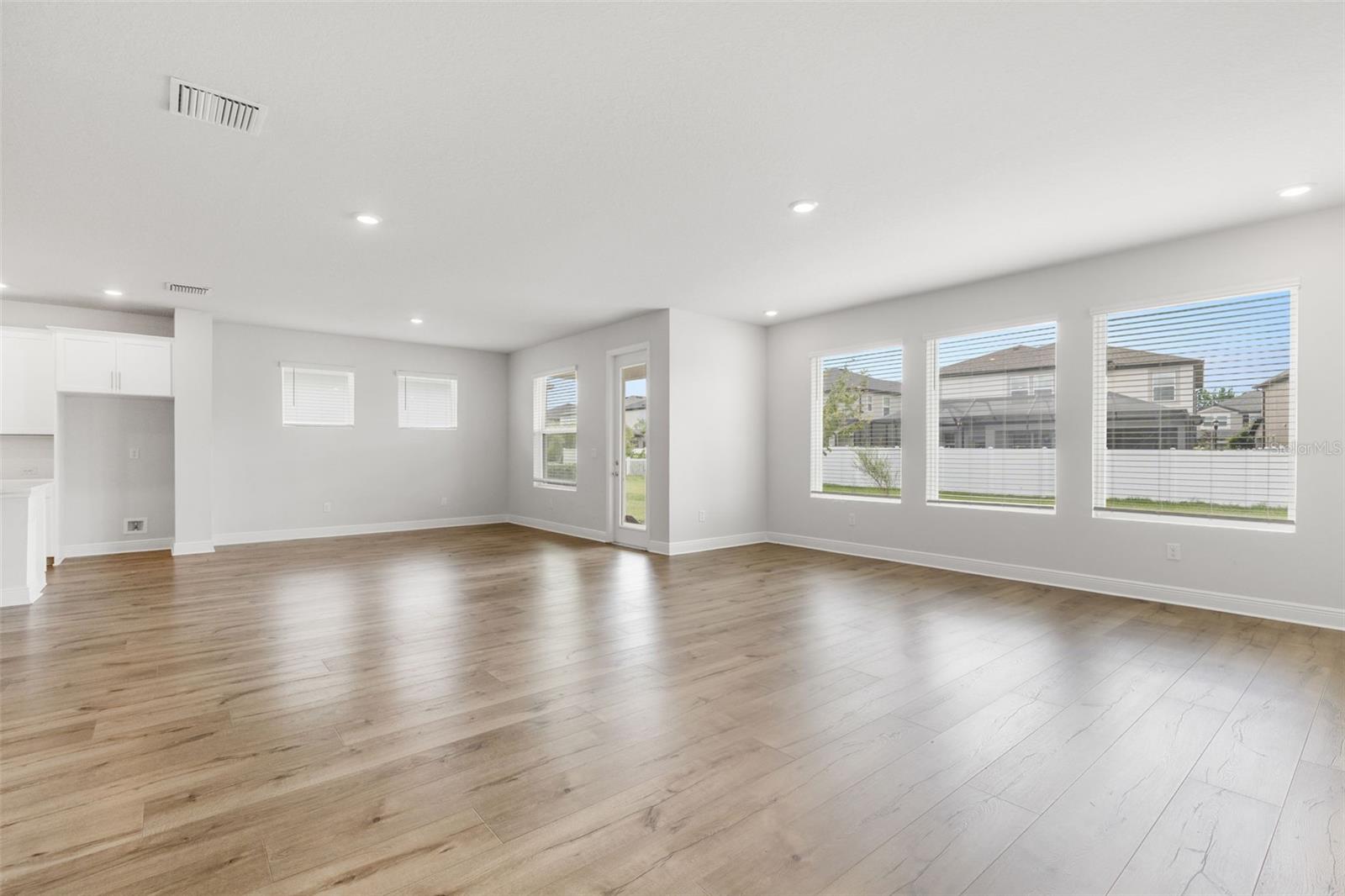 Listing photo id 7 for 31496 Westbury Estates Avenue