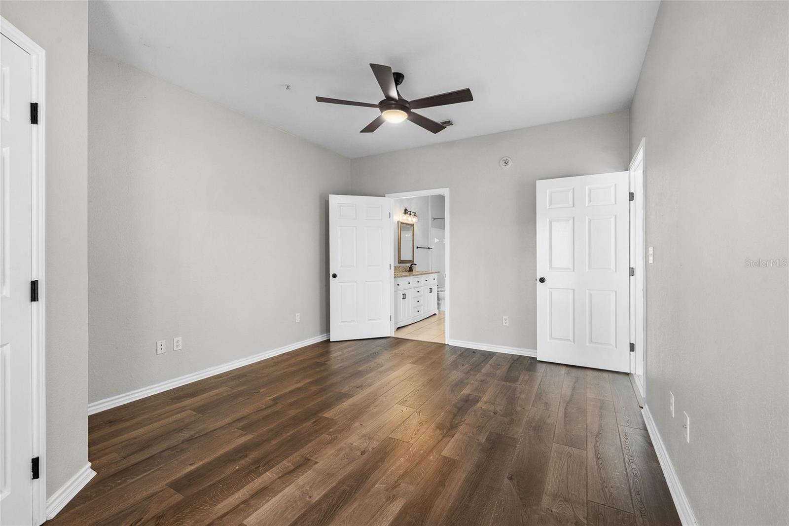 Image 23 of 39 For 4305 Bayside Village Drive 102