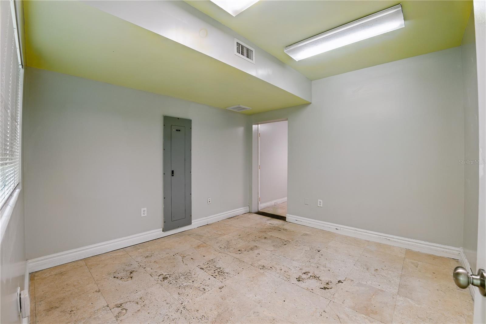 Listing photo id 13 for 9822 Anderson Road