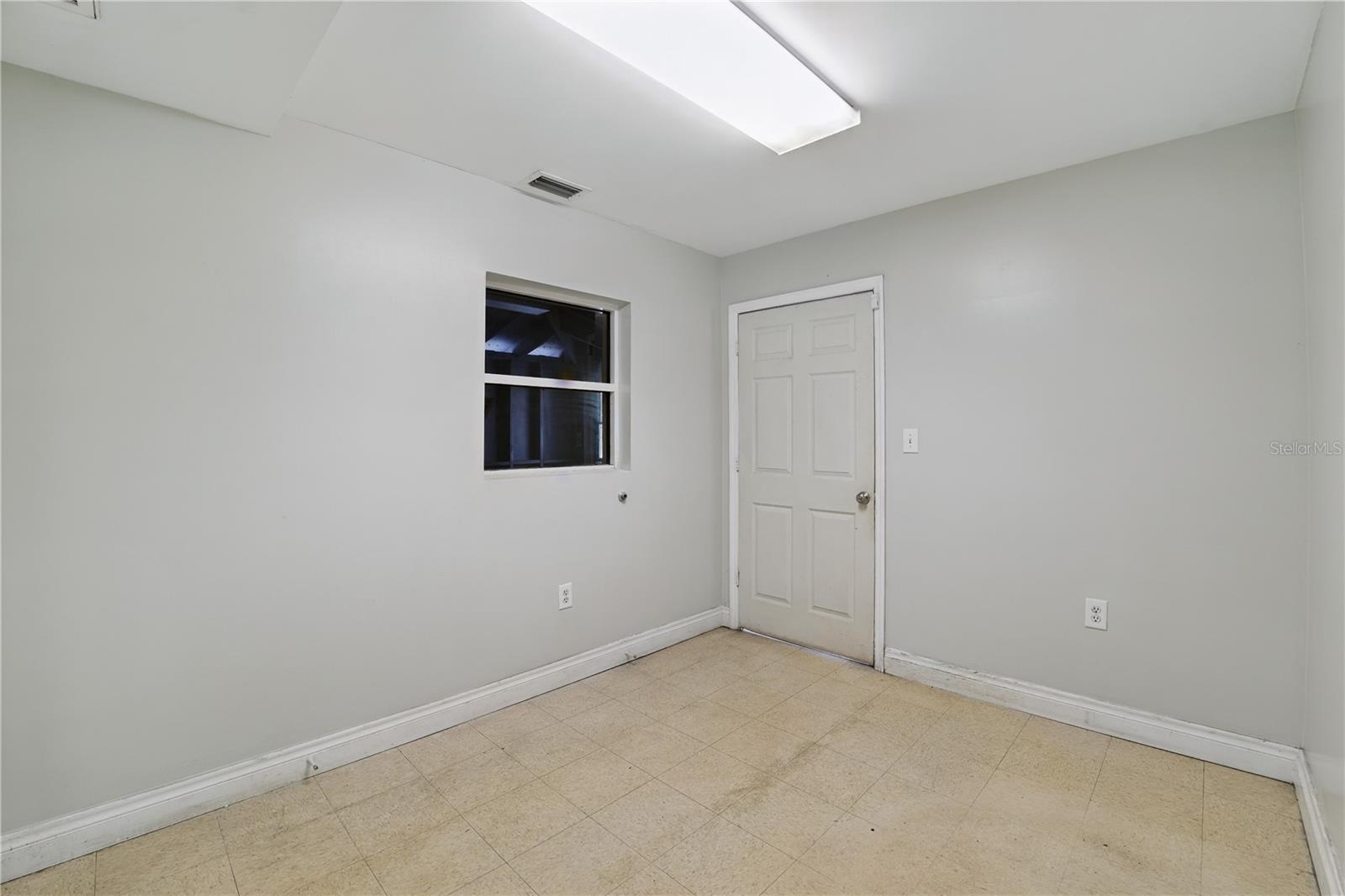 Listing photo id 14 for 9822 Anderson Road