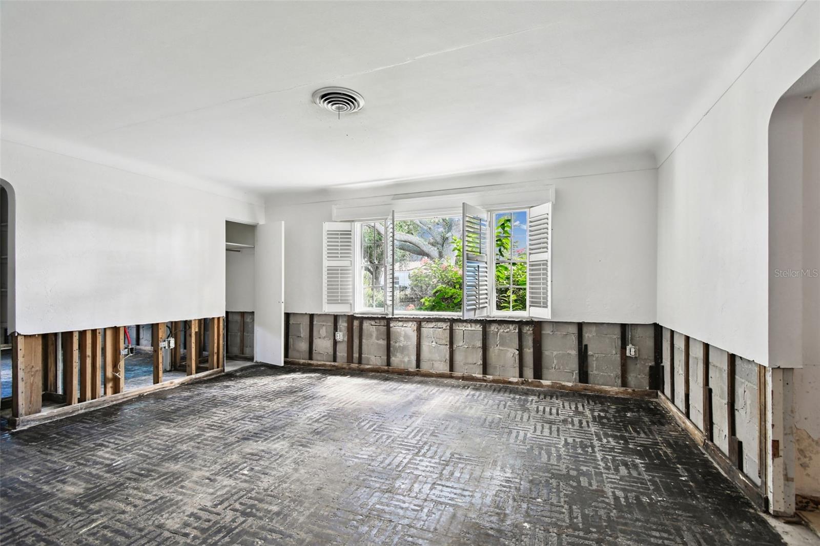 Image 32 of 73 For 456 Rafael Boulevard Ne