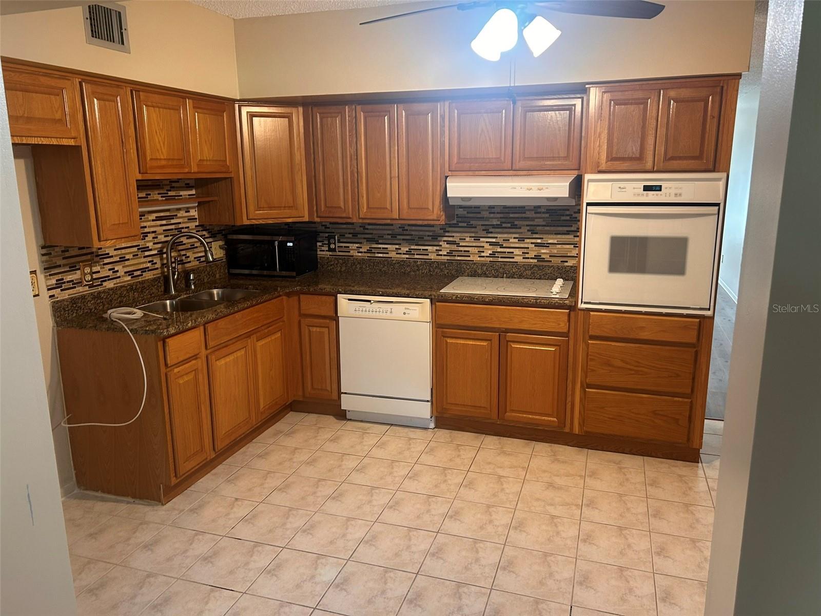 Image 10 of 55 For 2402 Ecuadorian Way 18