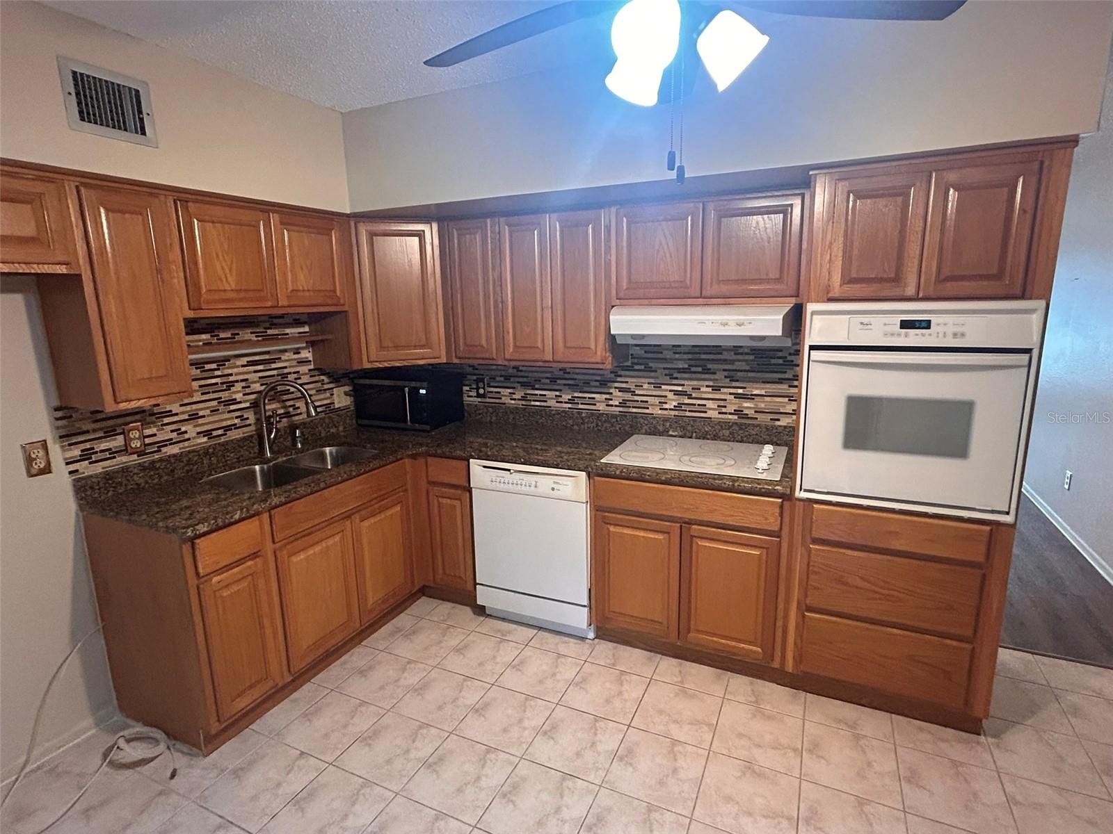 Image 12 of 55 For 2402 Ecuadorian Way 18