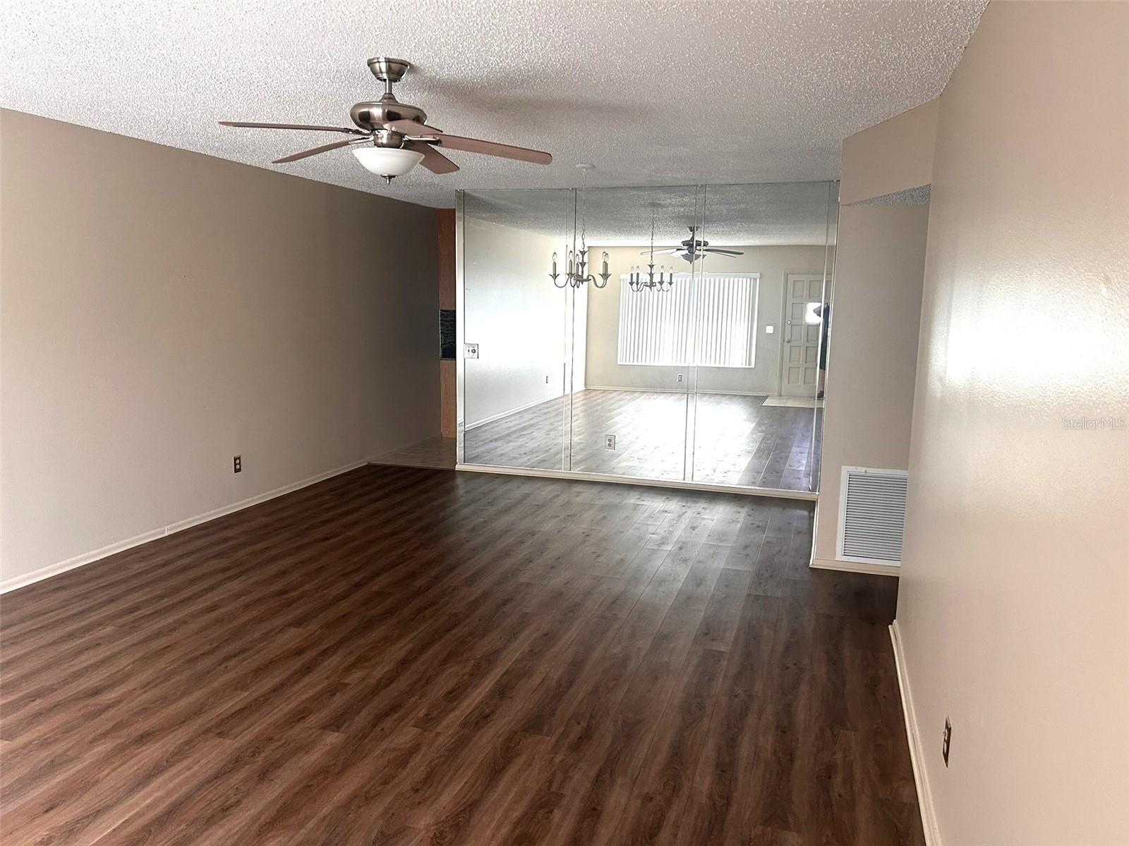 Image 4 of 55 For 2402 Ecuadorian Way 18