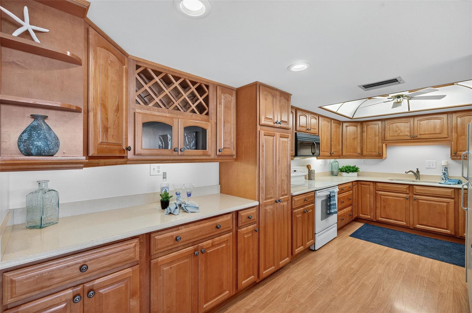 Image 19 of 56 For 7600 Bayshore Drive 902