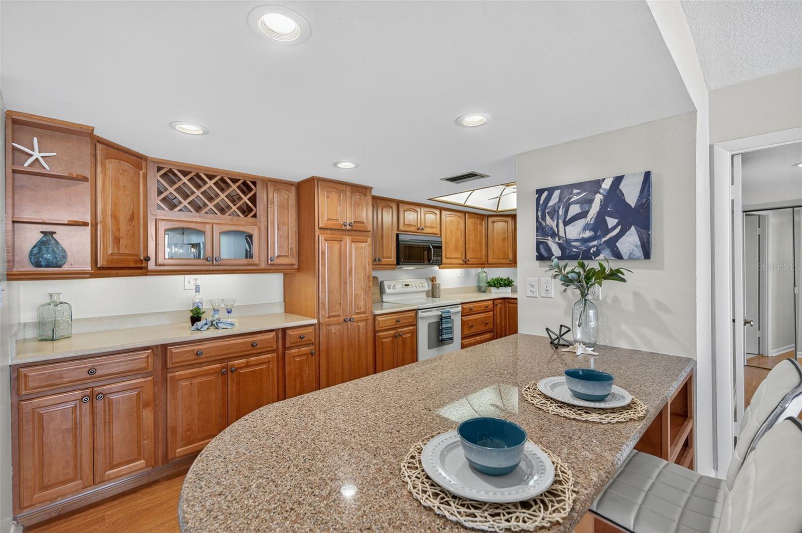 Image 21 of 56 For 7600 Bayshore Drive 902