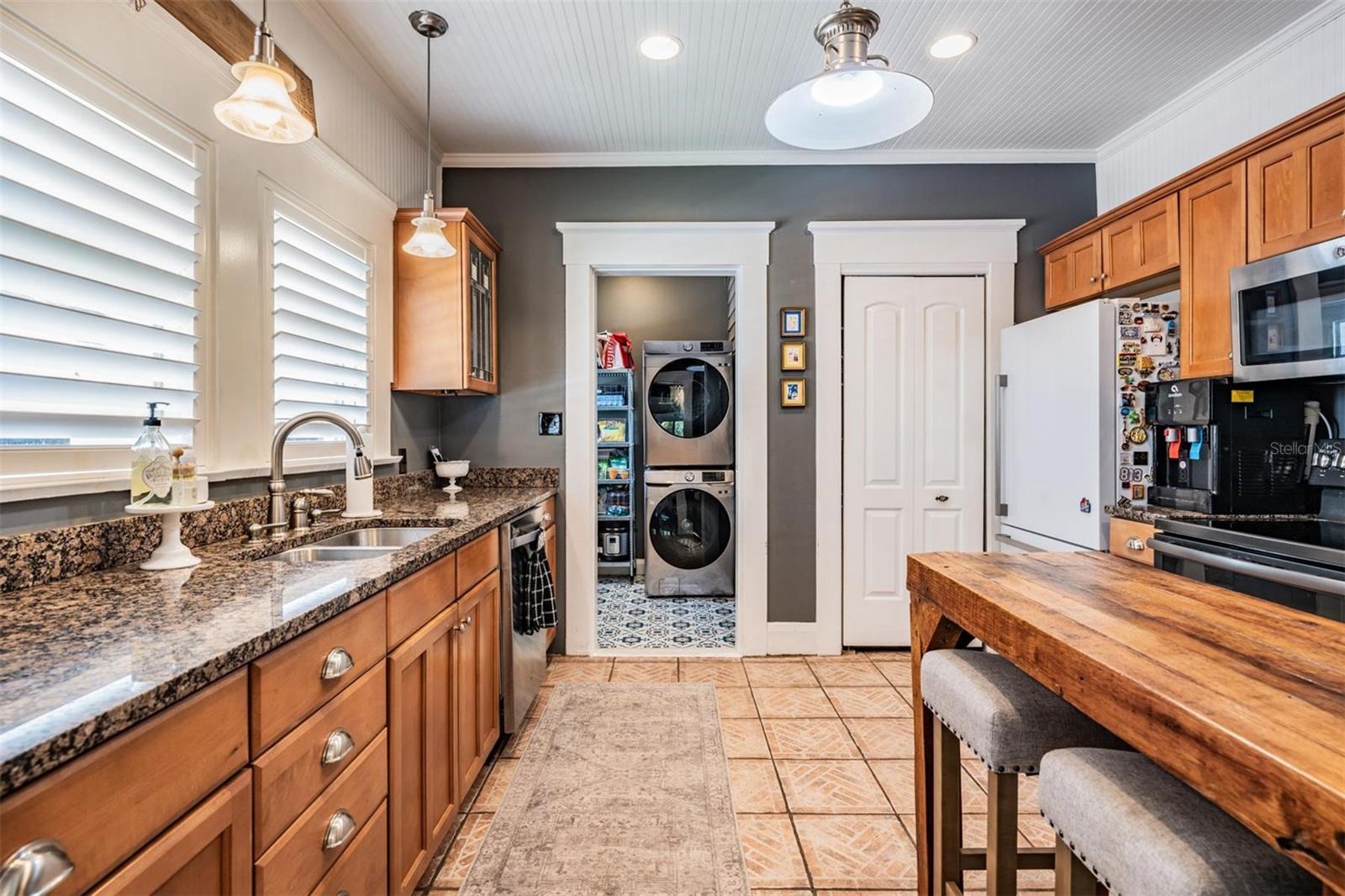 Listing photo id 15 for 4010 Neptune Street