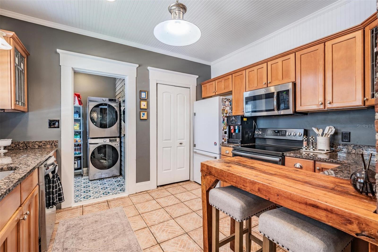 Listing photo id 16 for 4010 Neptune Street